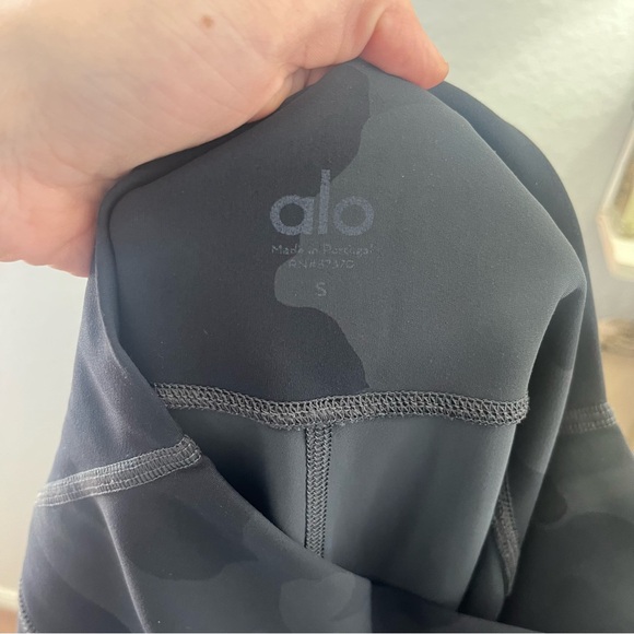 Alo Yoga Camo Highwaist Legging Women’s Small - Picture 12 of 12